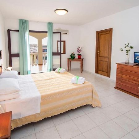 Hotel Smeraldo Canneddi エクステリア 写真