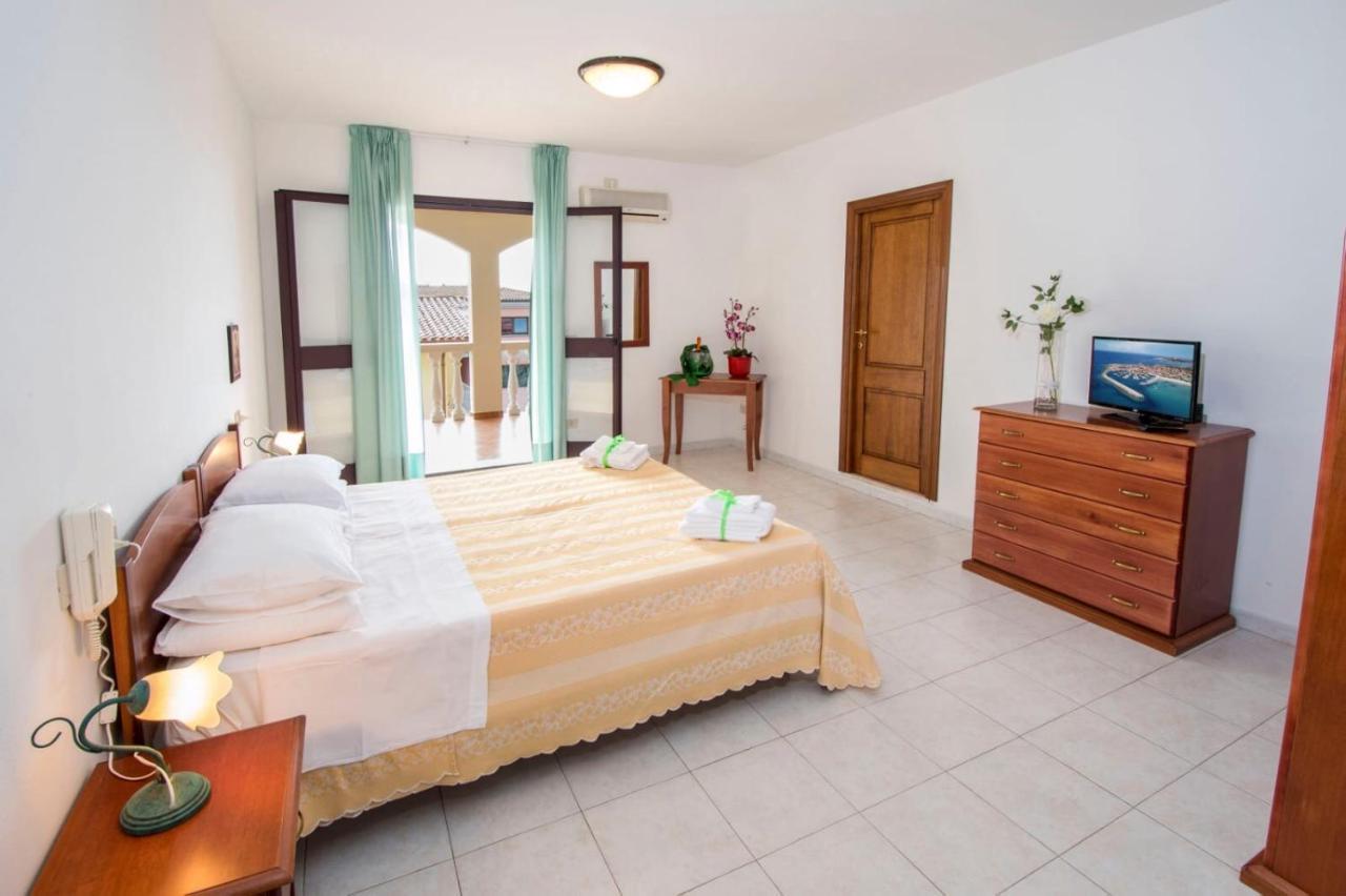 Hotel Smeraldo Canneddi エクステリア 写真