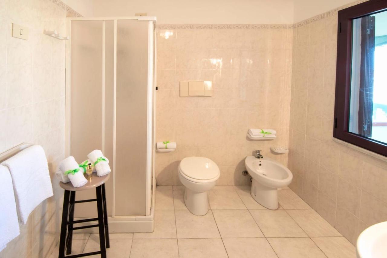 Hotel Smeraldo Canneddi エクステリア 写真